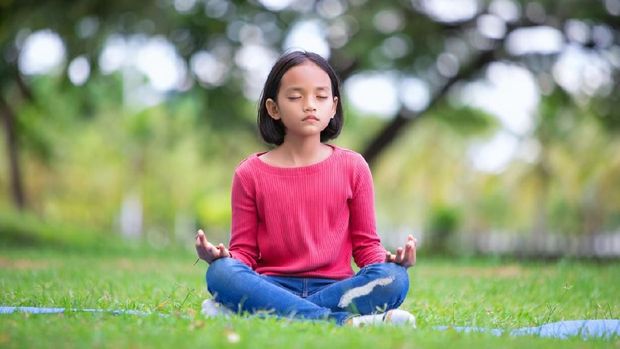 Ilustrasi anak meditasi