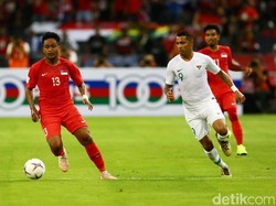 Karena mendapatkan pressing tinggi, tim asuhan Bima Sakti cuma bisa melakukan umpan-umpan panjang.