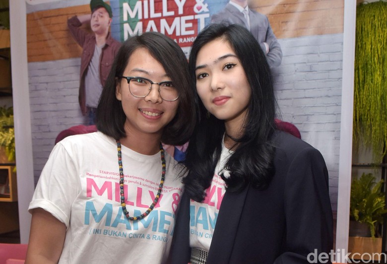 Nyanyian Sendu Isyana dan Rara Sekar dalam Video Klip Luruh Nyanyian Sendu Isyana dan Rara Sekar dalam Video Klip Luruh