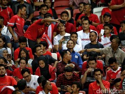 Kaesang meladeni permintaan foto bersama suporter timnas Indonesia.