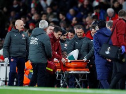 Welbeck langsung dibawa ke rumah sakit usai mendapat cedera di laga tersebut (REUTERS/Eddie Keogh)