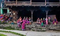 Para wanita di Desa Malana (Samantha Leigh Scholl/Alamy/BBC Travel)