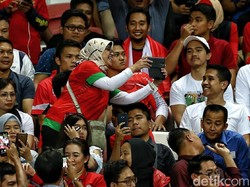 Kaesang berbaur dengan para suporter timnas Indonesia.