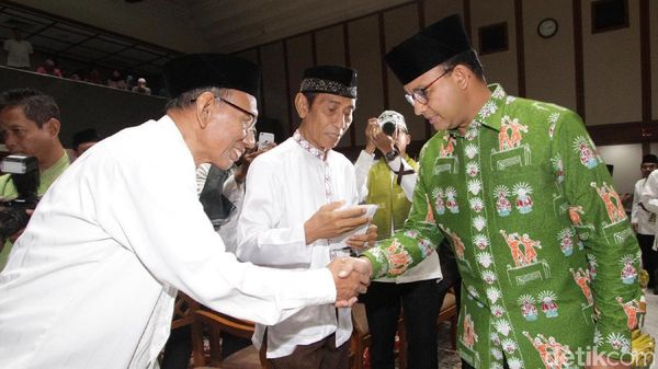 Momen Anies Lepas Marbut Berangkat Umrah
