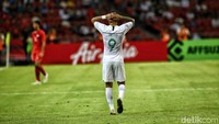Alberto Goncalves berjalan meninggalkan lapangan dengan tertunduk lesu.