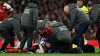 Welbeck mengerang kesakitan saat tim medis mencoba memberinya pertolongan (Richard Heathcote/Getty Images)