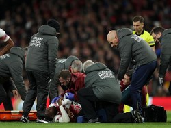 Welbeck mengerang kesakitan saat tim medis mencoba memberinya pertolongan (Richard Heathcote/Getty Images)
