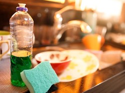 7 Barang Ini Haram Dibersihkan Pakai Sabun Cuci Piring