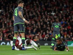 Welbeck terguling di atas lapangan dan tak bisa lagi melanjutkan pertandingan (Richard Heathcote/Getty Images)
