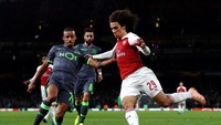 Hasil imbang ini membuat Arsenal gagal mengunci posisi pertama di matchday 4. Namun demikian, anak-anak London utara ini sudah memastikan diri lolos ke babak 32 besar. (Foto: Clive Rose/Getty Images)