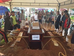 Tangis Pecah di Pemakaman Hakim Tinggi Hasnawaty Korban Lion Air