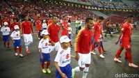 Para pemain timnas Indonesia dan Singapura memasuki National Stadium untuk menjalani laga pertama Grup B Piala AFF 2018.