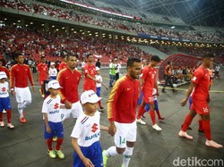 Para pemain timnas Indonesia dan Singapura memasuki National Stadium untuk menjalani laga pertama Grup B Piala AFF 2018.