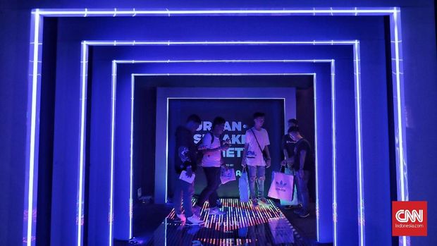 Pengunjung memenuhi gelaran Urban Sneakers Society di Pacific Place, SCBD, Jakarta, Jumat (9/11).