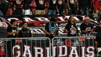 Mereka terus meneriakkan yel-yel dukungan kepada timnas Indonesia.