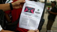 Seorang suporter menunjukkan tiket pertandingan antara Indonesia melawan Singapura yang akan digelar malam ini.