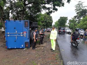 Truk Pengangkut Uang Milik BI Terguling di Banjarnegara Truk Pengangkut Uang Milik BI Terguling di Banjarnegara