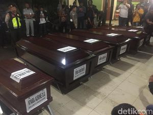 Penyerahan 6 Korban Lion Air kepada Keluarga Diwarnai Isak Tangis Penyerahan 6 Korban Lion Air kepada Keluarga Diwarnai Isak Tangis