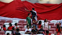 Bendera merah putih raksasa juga dibentangkan di tribun stadion.