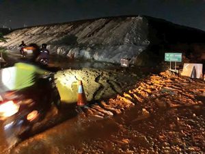 Ada Longsoran Tanah di Jalan Rawa Bokor Arah Bandara Soetta