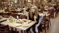 Supermodel Cara Delevingne Tak Pantang  Makan Fast Food dan Pizza