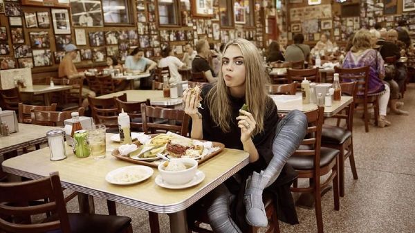 Supermodel Cara Delevingne Tak Pantang  Makan Fast Food dan Pizza