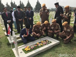 Ditemani Pejuang Veteran, Jokowi Tabur Bunga di TMP Bandung