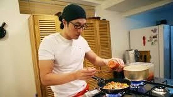 Keren! Begini Nih Gaya So Ji Sub Kalau Lagi Masak