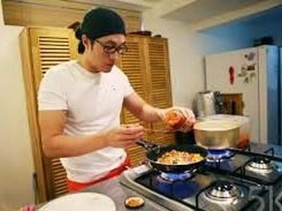 Keren! Begini Nih Gaya So Ji Sub Kalau Lagi Masak