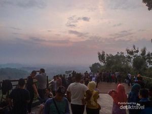 Menanti Matahari Terbit Seharga Rp 15 Ribu Menanti Matahari Terbit Seharga Rp 15 Ribu