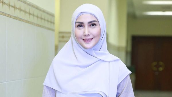 Senyuman Fenita Arie yang Bikin Adem