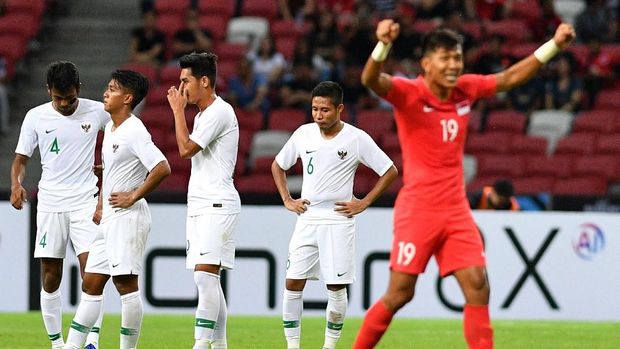 Zulfiandi (kiri) menjadi pemain inti dalam laga melawan Singapura di laga pertama Piala AFF 2018.