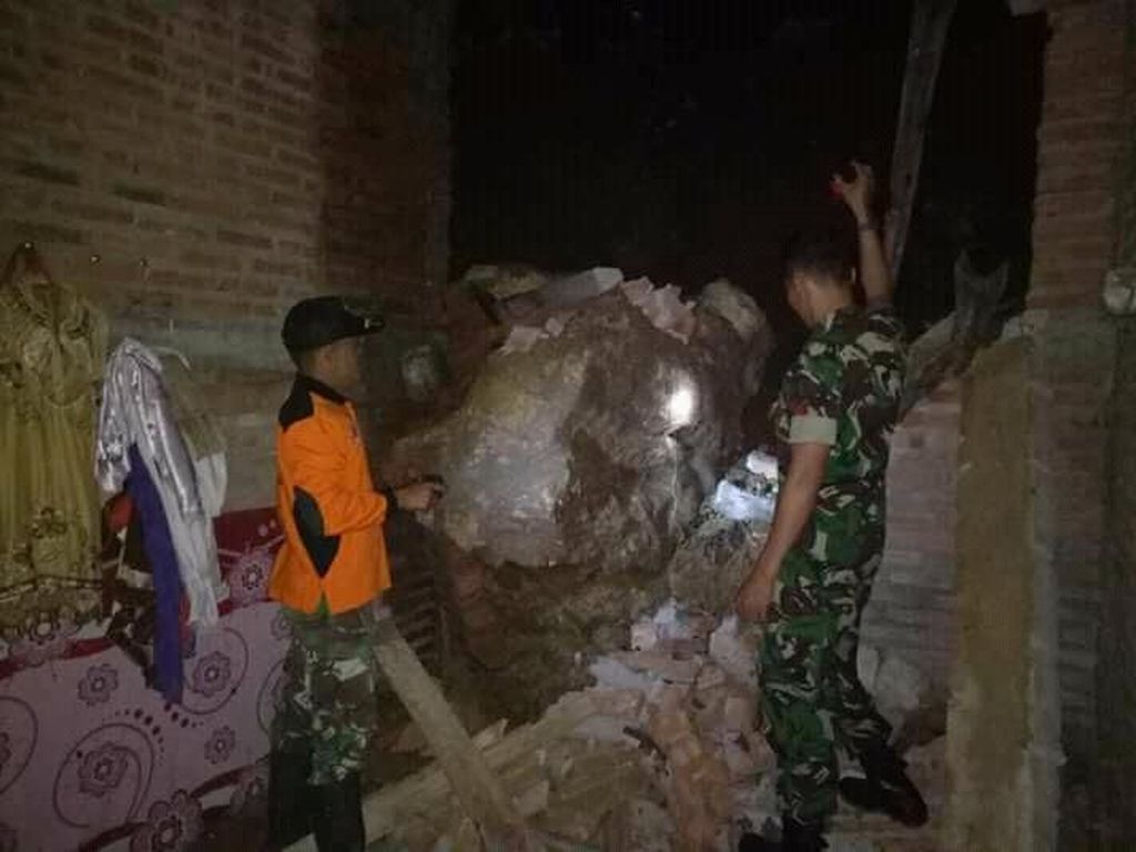 Tebing 4 Meter Terjang Rumah Seorang Warga di Trenggalek Tebing 4 Meter Terjang Rumah Seorang Warga di Trenggalek