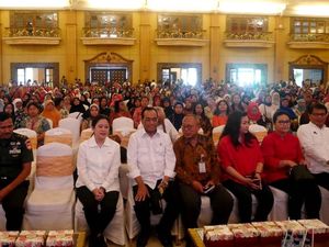 Menhub dan Menko PMK Sapa Ribuan Emak-emak di Solo