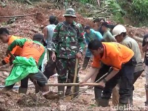 Akses Tertutup Longsor di Tasikmalaya Dibuka Petugas Akses Tertutup Longsor di Tasikmalaya Dibuka Petugas