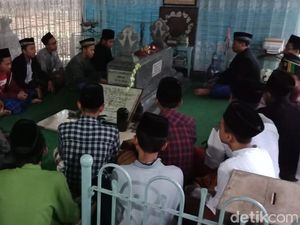 Hari Pahlawan Peziarah Datangi Makam Sosrokartono di Kudus