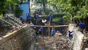 Antisipasi Banjir, Pengerjaan Turap di Kawasan Kalibata Dikebut