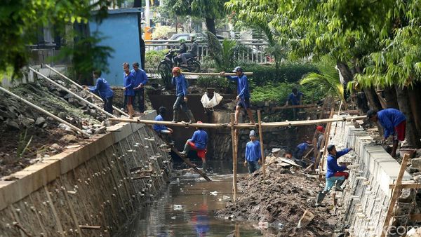 Antisipasi Banjir, Pengerjaan Turap di Kawasan Kalibata Dikebut
