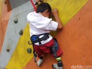 Kisah Bocah Abdul, Semangat Sekolah Meski Harus Merangkak Kisah Bocah Abdul, Semangat Sekolah Meski Harus Merangkak
