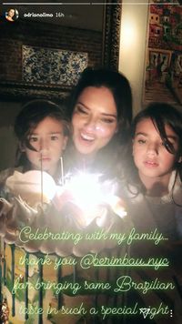 Momen Pensiun Adriana Lima dari Victoria's Secret bersama Anak
