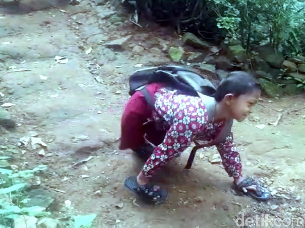 Merangkak 3 Km ke Sekolah, Adul Memotivasi Teman dan Guru Merangkak 3 Km ke Sekolah, Adul Memotivasi Teman dan Guru