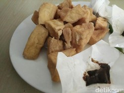 Enak Banget! Tahu Dicocol Bumbu Petis di Pasar Muludan Cirebon