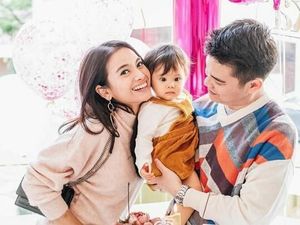 6 Potret Pemeran Hanum dan Rangga Acha Septriasa dan Keluarga 6 Potret Pemeran Hanum dan Rangga Acha Septriasa dan Keluarga