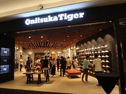 Brand Sepatu Onitsuka Tiger Buka Toko Terbesar di Surabaya