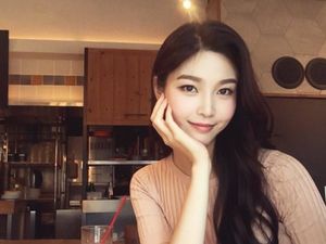 Foto: Gaya Liburan Miss Korea 2017 yang Hobi Surfing