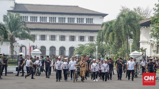 Seragam Veteran Jokowi di Bandung Lautan Sepeda