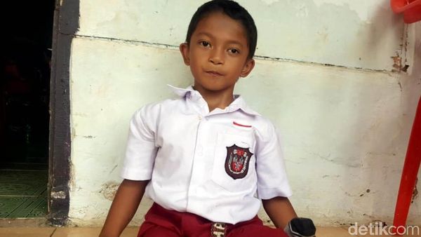 Saat Keterbatasan Tak Menjadi Halangan Adul untuk Menimba Ilmu