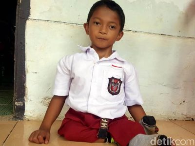 Saat Keterbatasan Tak Menjadi Halangan Adul untuk Menimba Ilmu
