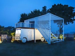 Uniknya Bus Sekolah Dimodifikasi Jadi Bioskop