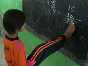 Meski Nulis Pakai Kaki, Cita-cita Melisa jadi Guru Tiada Henti